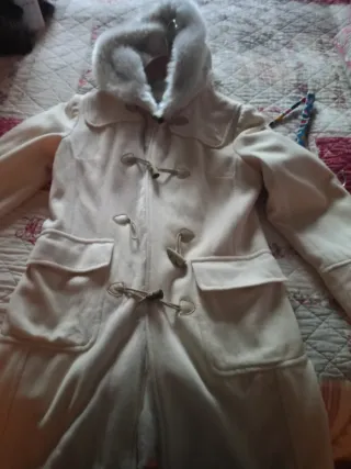 Abrigo trenca blanco con capucha