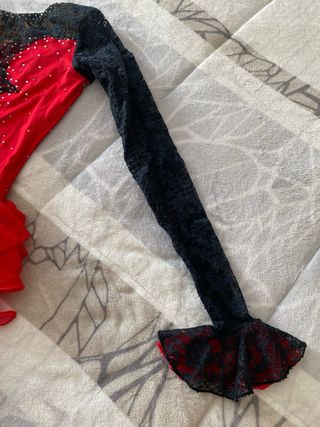Maillot patinaje artístico rojo y negro
