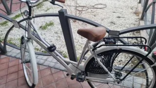 Bicicleta urbana blanca con cesta