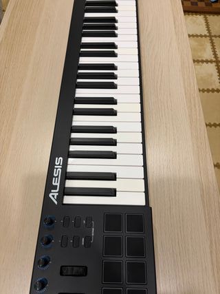 Teclado controlador MIDI Alesis V49