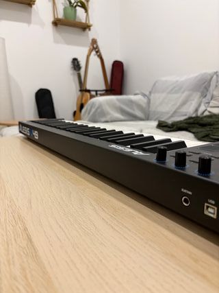 Teclado controlador MIDI Alesis V49