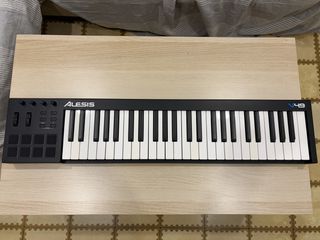Teclado controlador MIDI Alesis V49