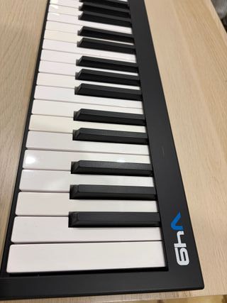 Teclado controlador MIDI Alesis V49