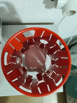 Lámpara de mesa roja Ikea