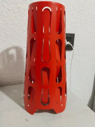 Lámpara de mesa roja Ikea