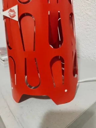 Lámpara de mesa roja Ikea