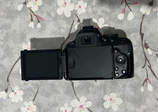 Cámara Nikon D5200 + Objetivo 18-105mm VR + extras