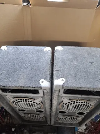 Altavoces Grises y Blancos