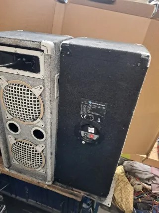 Altavoces Grises y Blancos