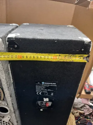 Altavoces Grises y Blancos