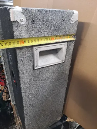 Altavoces Grises y Blancos