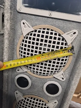 Altavoces Grises y Blancos