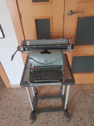 Máquina de escribir Hispano Olivetti y mesa