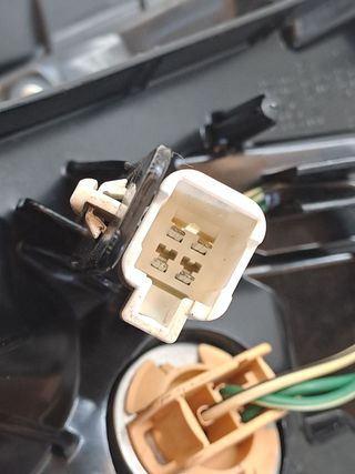 PILOTO TRASERO DERECHO TOYOTA YARIS (3)