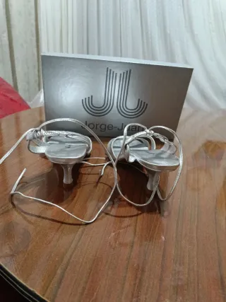 Sandalias de tacón plateadas atadas