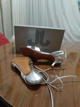 Sandalias de tacón plateadas atadas