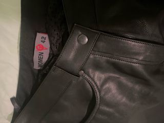 Pantalones de piel negros para moto