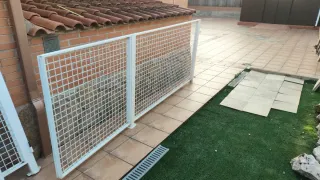 Rejas blancas de hierro 3 tramos con 2 puertas