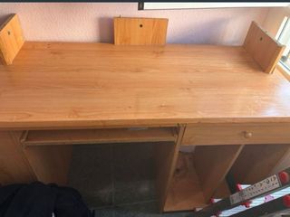Mesa de estudio de madera amplia