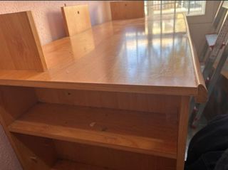 Mesa de estudio de madera amplia