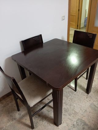 Comedor de madera marrón con 4 sillas en valdepeña