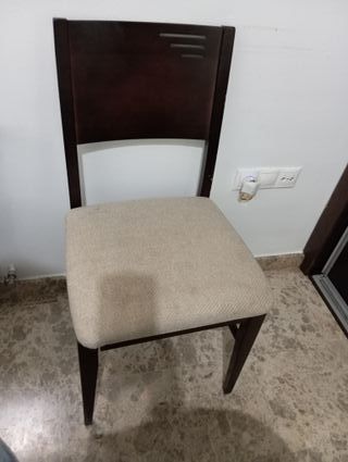 Comedor de madera marrón con 4 sillas en valdepeña
