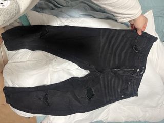 Pantalón negro desgarrado