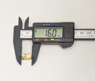 Pendiente de oro de 18k con piedras, 2.48 g.