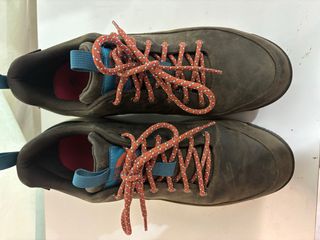 Botas de montaña marrones y turquesa