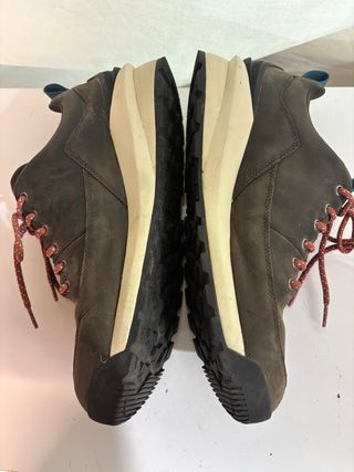 Botas de montaña marrones y turquesa