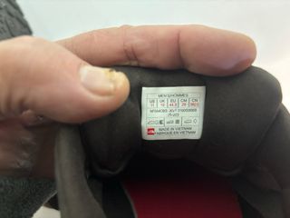 Botas de montaña marrones y turquesa