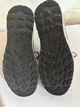 Botas de montaña marrones y turquesa