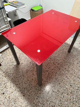 Mesa cristal roja y metal gris