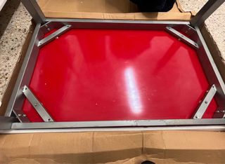 Mesa cristal roja y metal gris