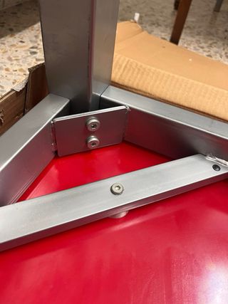 Mesa cristal roja y metal gris