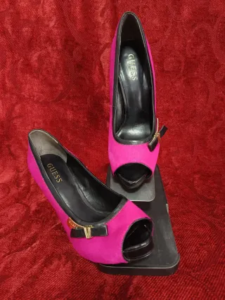 Zapatos Guess tacón peep toe fucsia y negro