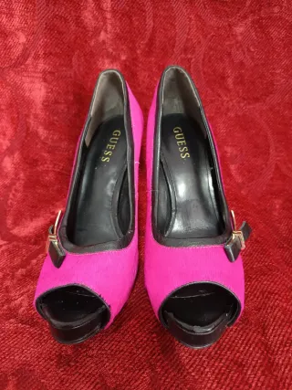 Zapatos Guess tacón peep toe fucsia y negro