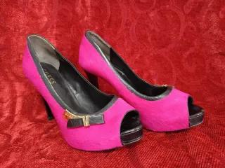 Zapatos Guess tacón peep toe fucsia y negro