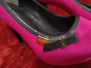 Zapatos Guess tacón peep toe fucsia y negro