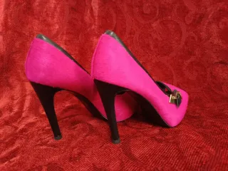 Zapatos Guess tacón peep toe fucsia y negro