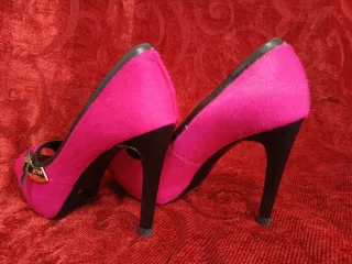 Zapatos Guess tacón peep toe fucsia y negro