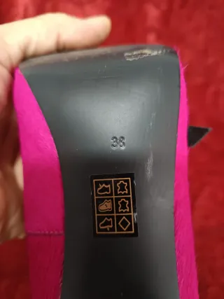 Zapatos Guess tacón peep toe fucsia y negro