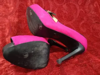 Zapatos Guess tacón peep toe fucsia y negro