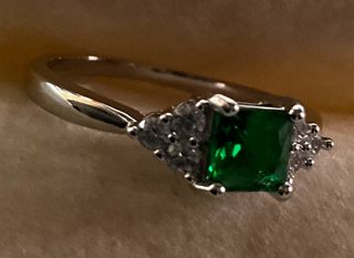 Anello con cristallo verde smeraldo