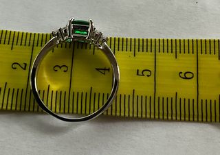 Anello con cristallo verde smeraldo