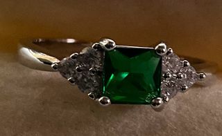 Anello con cristallo verde smeraldo