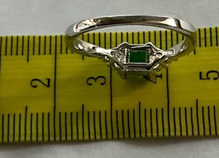 Anello con cristallo verde smeraldo