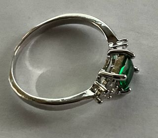 Anello con cristallo verde smeraldo