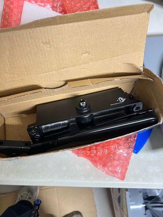 Cerrador de puerta negro