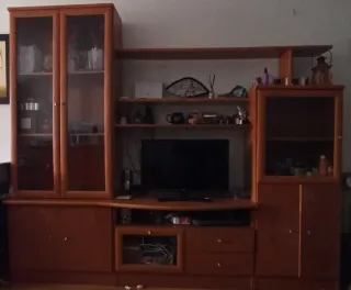 Mueble de salón de madera y cristal.